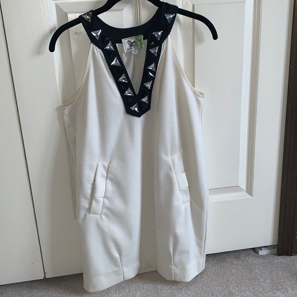 Great condition Cream dress with pockets size Small v neck black detail